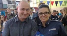 Policjanci zachęcali uczniów Iwaszkiewicza aby wstąpili do służby 