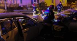Czołowe zderzenie dwóch samochodów na Kochanowskiego - nocna akcja strażaków