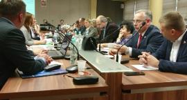 Kluby radnych składają wnioski oraz poprawki do protokołu 