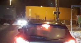Pociąg na otwartych rogatkach – strzeż się przejazdów 