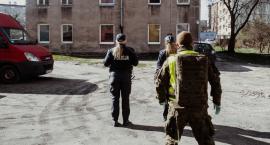 Wojsko wspiera policjantów w Sochaczewie - prowadzą kontrolę kwarantanny 