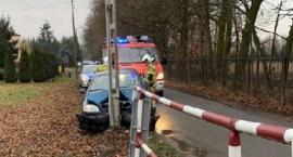 Paprotnia - auto uderzyło w słup energetyczny