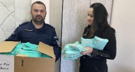 Policjanci przekazali sochaczewskiemu szpitalowi pół tysiąca maseczek 