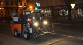 Nocą zdezynfekowano chodniki i alejki parkowe w centrum Sochaczewa