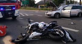 Zderzenie motocykla z osobówką w miejscowości Paprotnia 