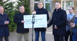Środki z Polskiego Ładu dla powiatu sochaczewskiego – Maciej Małecki przekazał promesy