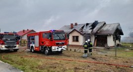 Pożar w gminie Młodzieszyn - płonął budynek w Janowie, jedna osoba w szpitalu