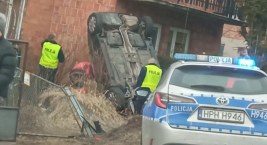 Plecewice - samochód zatrzymał się na budynku
