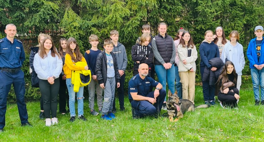 Uczniowie ze Szkoły w Palczy i Jachówce z wizytą w Komendzie Powiatowej Policji w Suchej Beskidzkiej