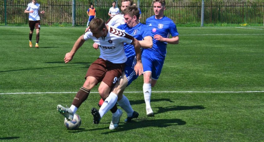 Piłkarski weekend: Poker Białki, czyli debiut Sadki. Duże derby w Juszczynie. Żuraw i szampan. Halniak-BCS, czyli zapowiada się dobry mecz
