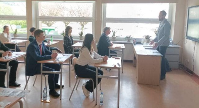 Za maturzystami pierwszy test. Na jaki temat pisano wypracowania?