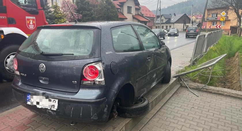 Wylądowała volkswagenem na barierze energochłonnej 
