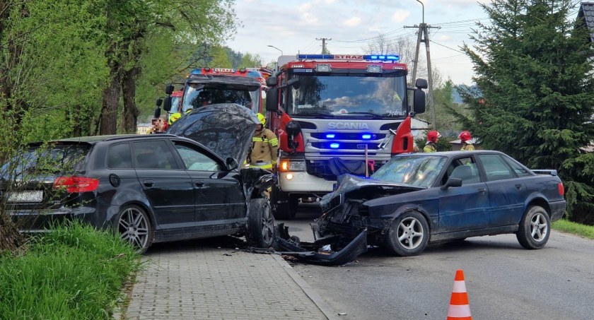 Stryszawa: Czołowe zderzenie przy Urzędzie Gminy 