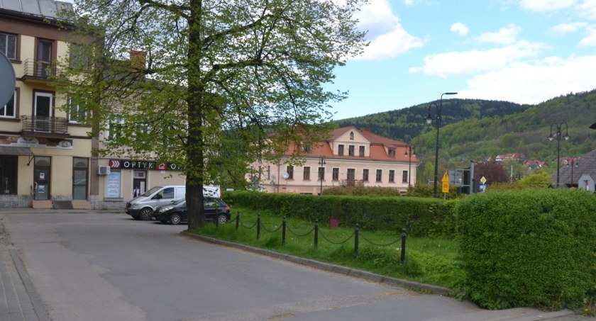 Sucha Beskidzka: Ograniczenia w ruchu na małym rynku 