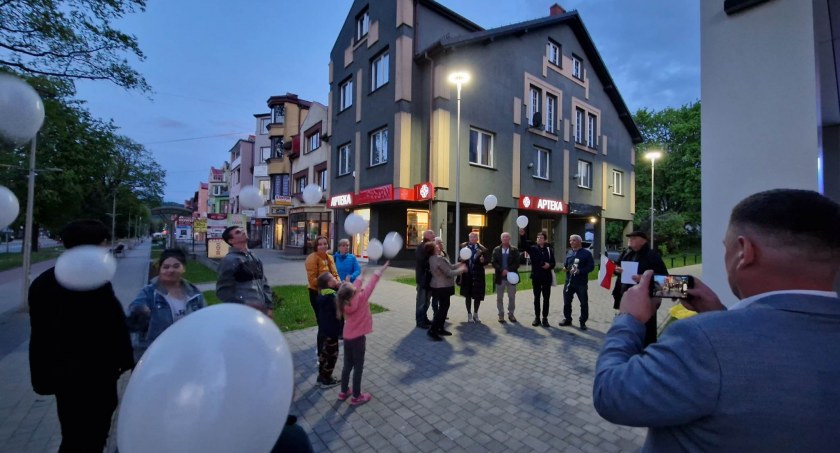 Wiersze, znicze, balony od mieszkańców powiatu suskiego dla 8-letniego Kamila