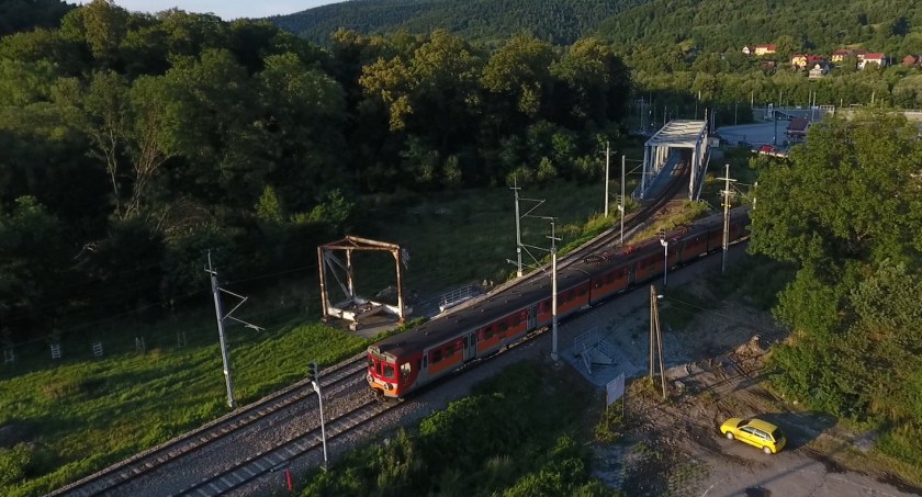 Radny Wit Mateusz Sarlej chce Szybkiej Kolei Aglomeracyjnej w powiecie suskim!