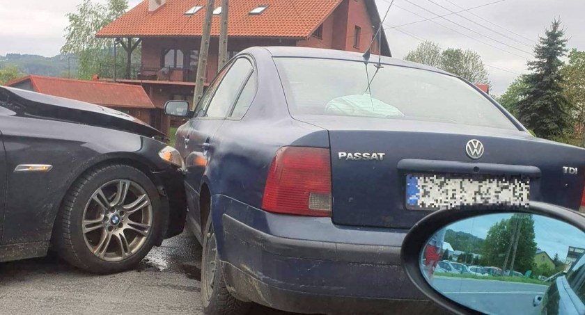 Maków: Piątkowa kraksa przy stacji paliw 