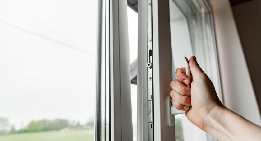 Jakie są zalety i wady różnych rodzajów okien, takich jak okna PCV, aluminiowe, drewniane czy drewniano-aluminiowe?