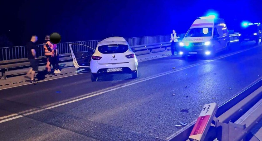 Wjechała renaultem w barierę energochłonną 