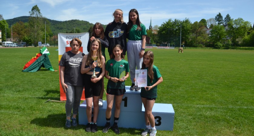 Zmagania uczniów w Czwórboju Lekkoatletycznym. Wygrane SP2 Sucha Beskidzka i SP1 Stryszawa