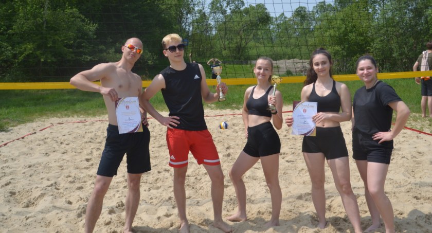 Maturzyści z LO Sucha Beskidzka najlepsi w siatkówce plażowej