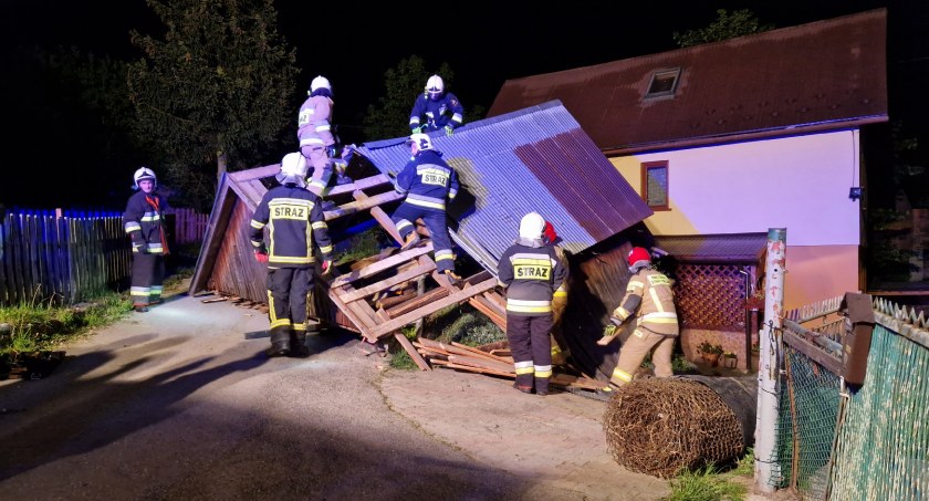 Zburzył stodołę, wywracając ją na… drogę 