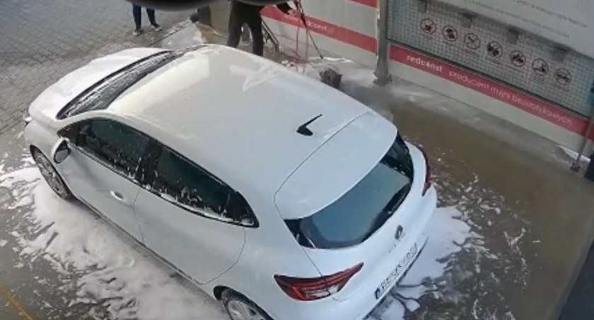 Zarzut dla mężczyzny, który wymył psa w … myjni samochodowej