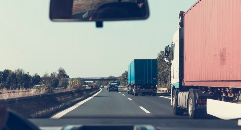 Jak zaoszczędzić na kosztach transportu? Poznaj palety z tektury