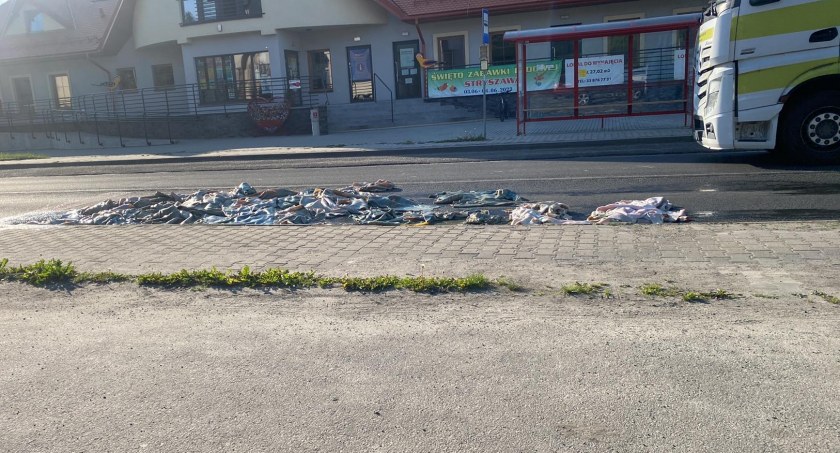 Sucha Beskidzka, Stryszawa: Skóry na drodze (Aktualizacja)