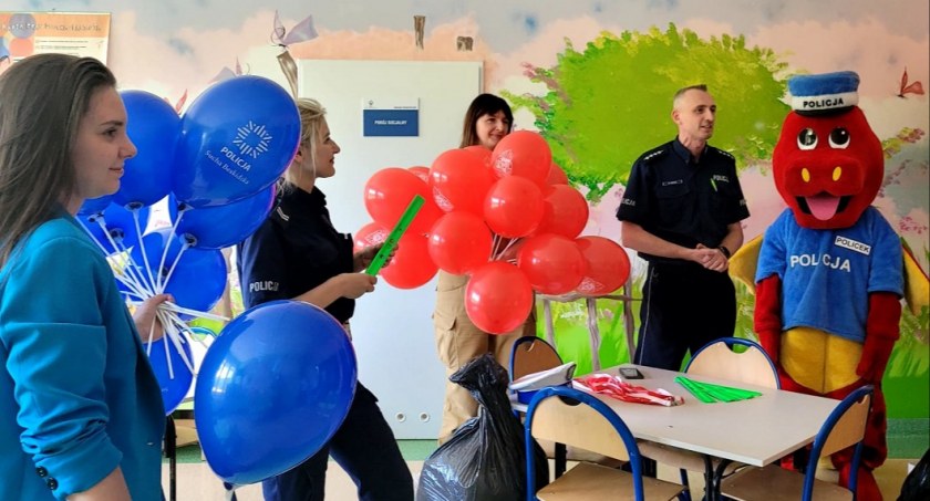 Policjanci i strażacy umili Dzień Dziecka małym pacjentom 