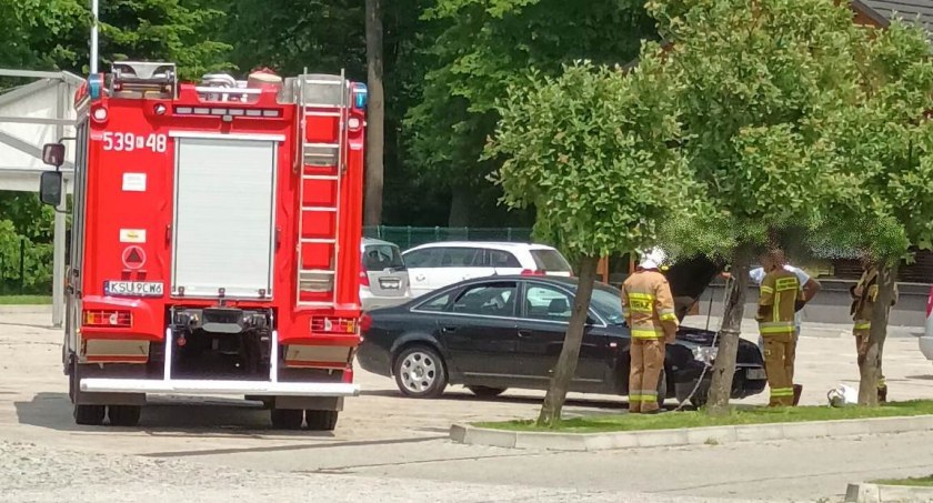 Zembrzyce: Pożar samochodu przy remizie