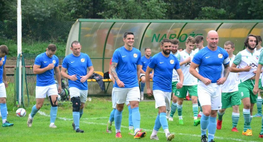 Piłkarski weekend: Sentymenty nie dla Tempo. Naroże kontynuuje, Babia liczy, a Jordan kończy. A-klasowe derby rozpalają wyobraźnię