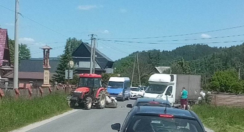 Traktorem pod samochód dostawczy 