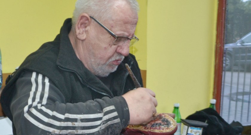 Daje butom kolejne życie 