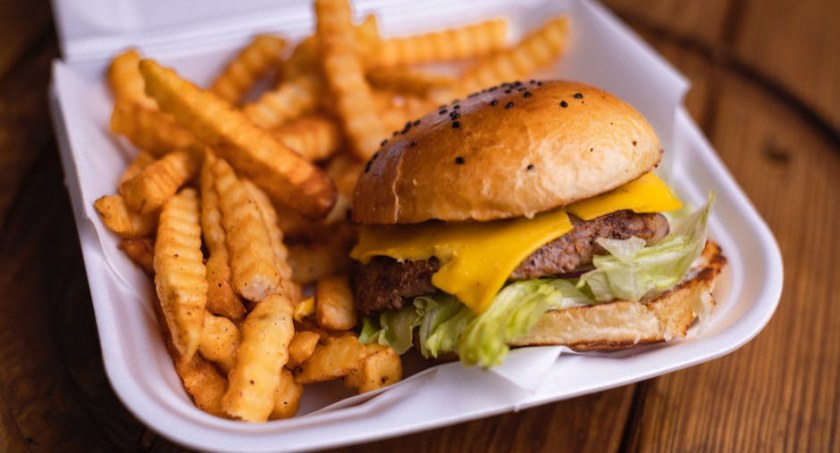 Opakowania jednorazowe dla lokalu typu Fast food.