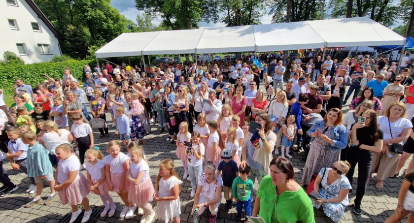 Święto Bystrej Podhalańskiej: Radość, Muzyka i Wspólne Świętowanie!
