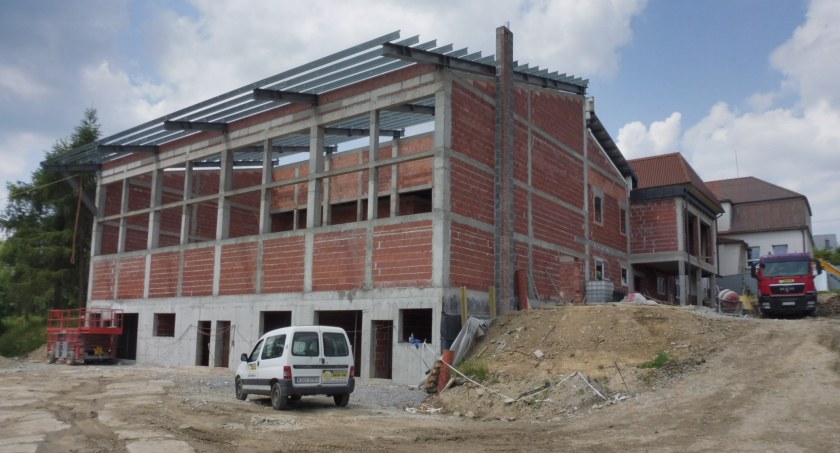 Kuków: A mury rosną i rosną. Sala gimnastyczna nabiera kształtów! 