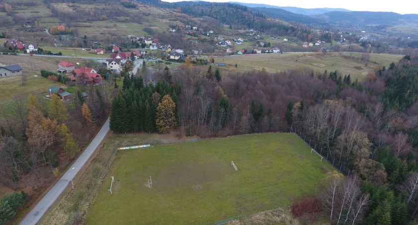 Powiatowe stadiony. Hucisko