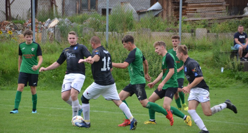 Pucharowe granie i poczwórne powiatowe derby