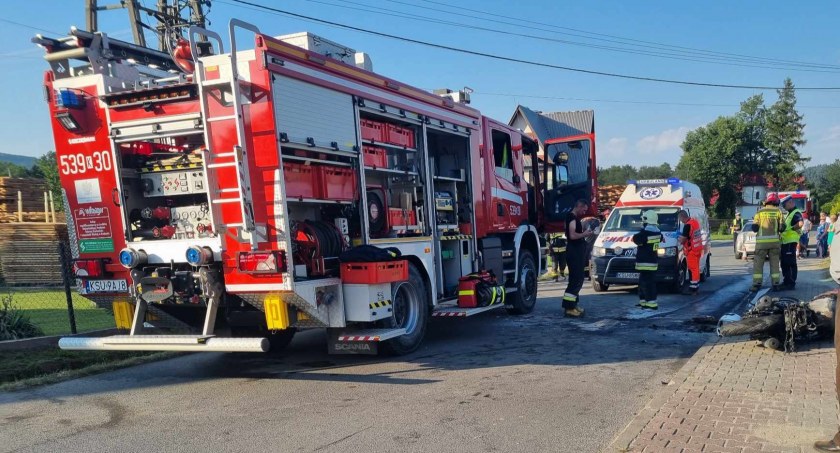 Sidzina: Poważny wypadek na drodze powiatowej. Motocyklista przewieziony do szpitala 