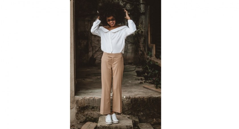 Stylizacje z białą koszulą w roli głównej - twórz niesamowite outfity