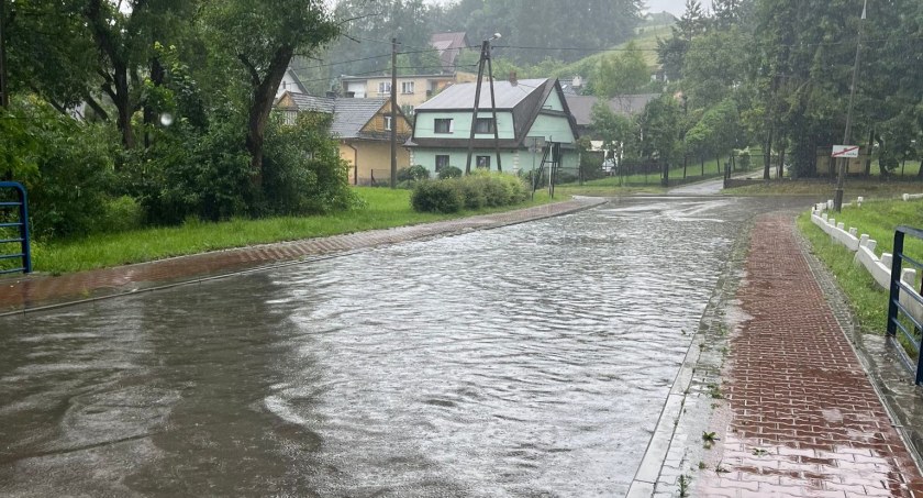 Ulica Kolejowa niczym dopływ Skawy 
