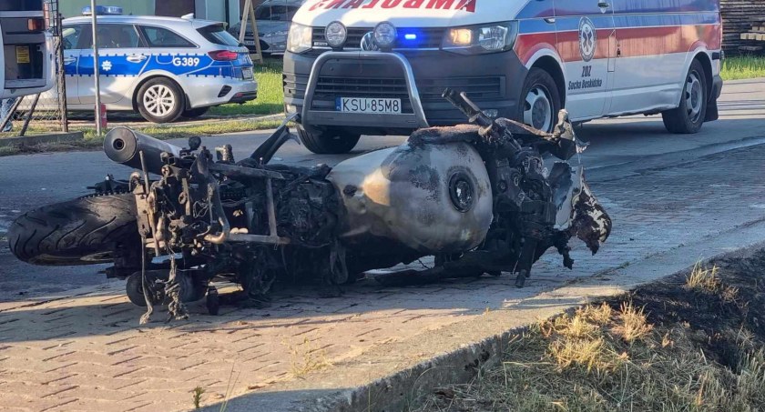 Wypadek w Sidzinie: Zdarzenie wyglądało potwornie. Motocykl stanął w płomieniach (video)