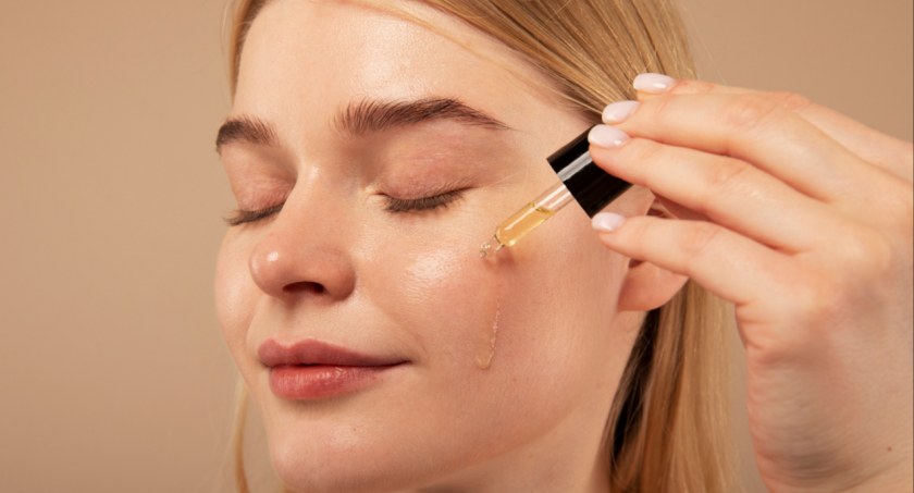 7 niesamowitych korzyści płynących z codziennego stosowania serum z witaminą C