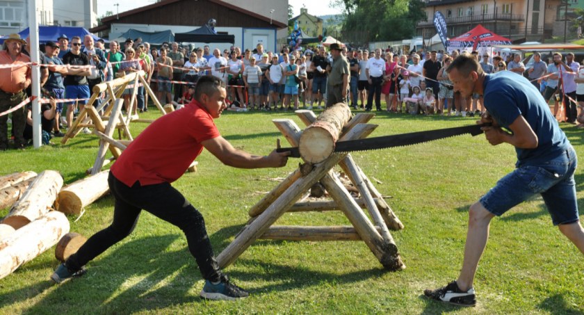 Gdzie drwa rąbią, tam wióry lecą! W Sidzinie nikt się nie oszczędzał! (video)