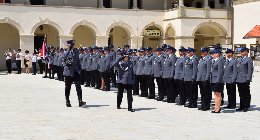 Powiatowe Święto Policji na dziedzińcu zamkowym 