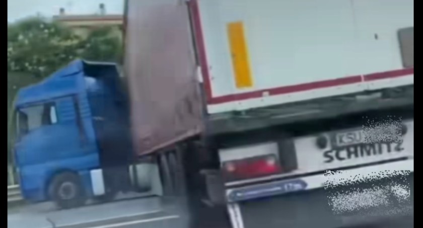 Kierowca zestawu z naczepą na suskich tablicach bohaterem włoskich social mediów (video)