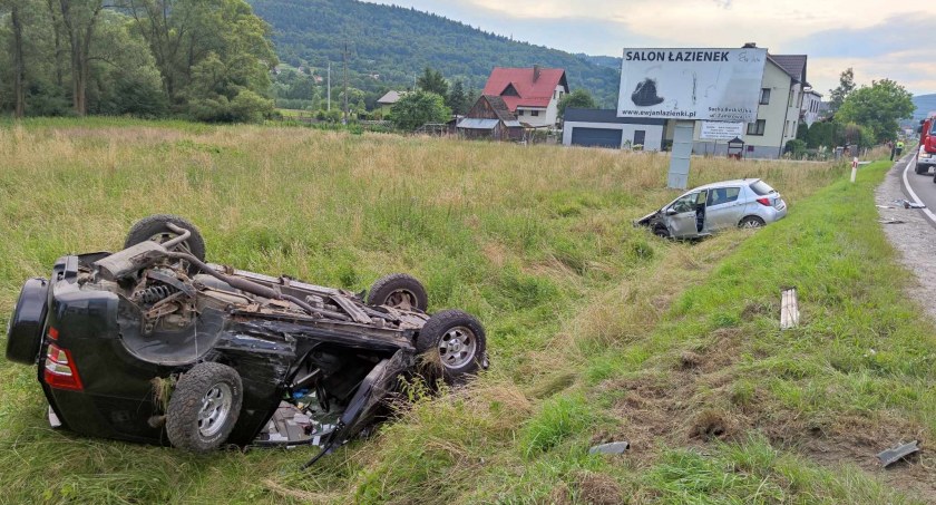 Maków Podhalański: Dwa samochody wypadły z drogi. Jeden dachował! 
