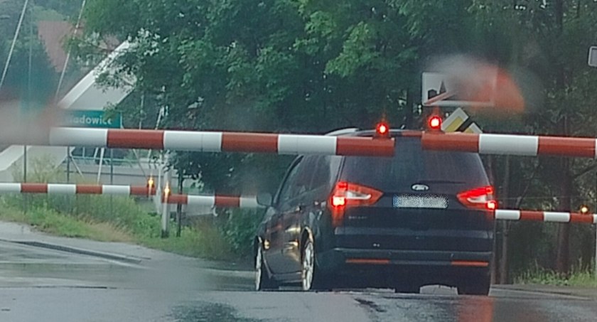 Sucha Beskidzka: Ford utknął między kolejowymi rogatkami 