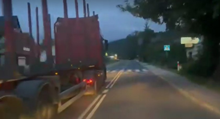 To się mogło skończyć tragedią. Skandaliczne zachowanie kierowcy ciężarówki (video)